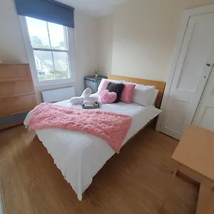 Guest house Comfy Bedroom D London